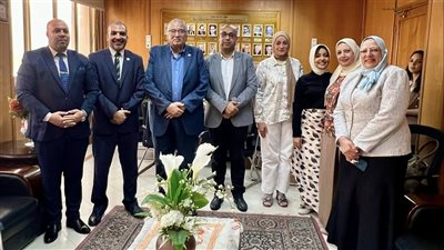 وكيل وزارة الصحة ونقيب الأطباء يناقشان قضايا المنظومة الصحية بالإسكندرية 