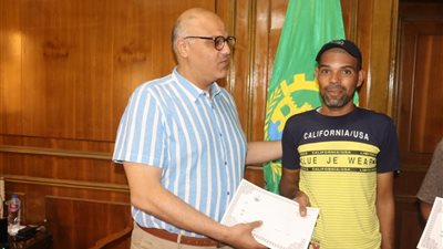 محافظ القليوبية يكرم 3 سائقين لجهودهم البطولية في إخماد حريق مصنع أحذية بالخانكة