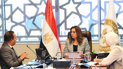 منال عوض توجه بسرعة التنسيق لتحسين الوضع البيئي لمصرف المحيط بالمنيا