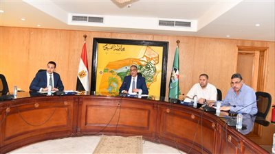 محافظ الفيوم يتابع معدلات الأداء بملف تقنين أملاك الدولة وموقف الأراضي المستردة 