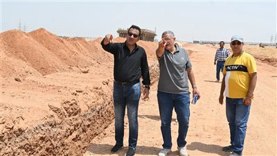 رئيس جهاز العاشر يتابع أعمال ترفيق منطقة الـ 2000 فدان جنوب غرب المدينة