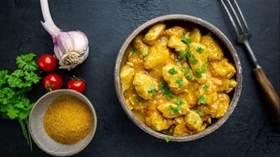 حضري دجاج بصلصة الكركم بسعرات حرارية أقل