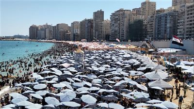 المصطافون يهربون للشواطئ من ارتفاع درجات الحرارة في الإسكندرية 