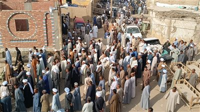 الآلاف يشيعون جثمان الشيخ تقادم الشريف   بأسوان “صور”