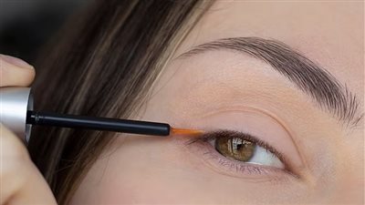 مستحضر تجميلي شهير يهدد بتغيير لون العيون..احذريه