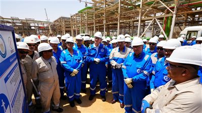 وزير البترول يتفقد مشروعات زيادة الإنتاج بمعامل تكرير البترول بالسويس