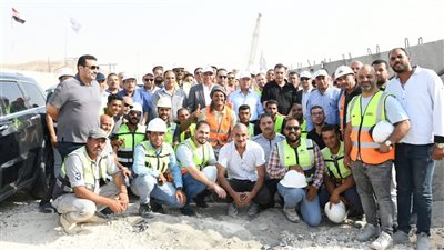 وزير الصناعة والنقل يتابع التشطيبات النهائية لمحطات الخط الأول للقطار الكهربائي السريع وتركيب القضبان