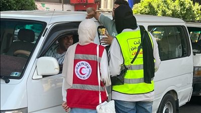 متطوعو الهلال الأحمر يشاركون في توعية 14 ألف سائق بخطورة تعاطي المخدرات.. صور