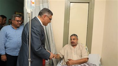 محافظ الجيزة يطمئن على الحالة الصحية لشهاب عبدالعزيز بطل واقعة إنقاذ 