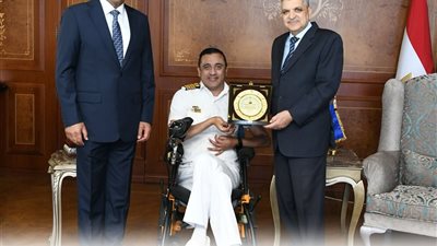 الفريق أسامة ربيع يكرم الربان ولاء حافظ ويهديه درع قناة السويس