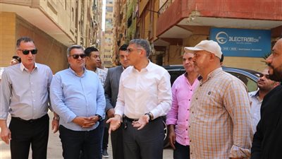 محافظ الجيزة يقود أعمال إزالة 6 أبراج مخالفة بشارع اللبيني بحي الهرم