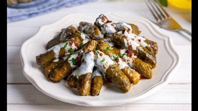 طريقة عمل فتة ورق العنب بالصنوبر