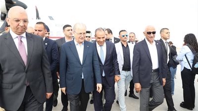 محافظ شمال سيناء يستقبل وزير الخارجية ورئيس الوزراء الفلسطيني في مطار العريش