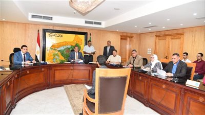 محافظ الفيوم يوجه بتوفير فرص عمل بالقطاع الخاص ومشروعات تنموية للشباب والفتيات