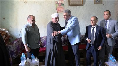 محافظ أسوان يقدم واجب العزاء لأسرة شيخ المصالحات بالصعيد تقادم الليثى