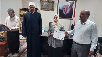 رئيس منطقة البحر الأحمر الأزهرية يكرم 