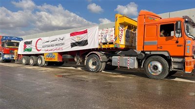 الهلال الأحمر المصري يدفع 2300 طن مساعدات بقافلة «زاد العزة» الـ 17 لغزة  