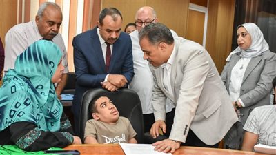 محافظ الشرقية يُسلم 20 عقد عمل لذوي القدرات والهمم بشركات القطاع الخاص