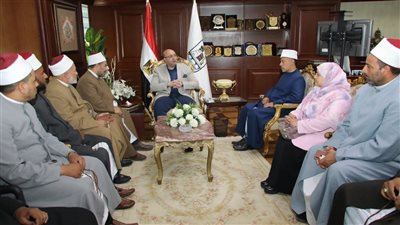 محافظ بني سويف يلتقى وفد مجمع البحوث الإسلامية لمتابعة سير العمل