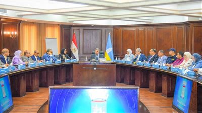 محافظ الإسكندرية  يعقد اجتماعًا موسعًا مع المستثمرين وأصحاب المصانع لبحث معوقات القطاع الصناعي
