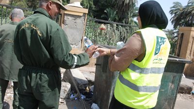 توزيع مياه معدنية لعمال النظافة في الأقصر