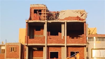 جهاز العاشر من رمضان يزيل طابقًا مخالفًا بحي 