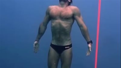 غواص كرواتي يحطم الرقم العالمي لأطول مدة لحبس الأنفاس 