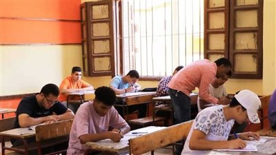 طلاب الثانوية العامة دور ثان يؤدون امتحاني الرياضيات البحتة والاقتصاد بالبحيرة