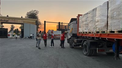 الهلال الأحمر المصري يدفع بـ 2300 طن مساعدات ضمن قافلة «زاد العزة» الـ 19