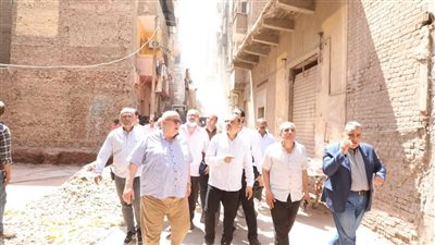 محافظ الشرقية يتابع ميدانيًا انهيار عقار بالزقازيق ويوجه بفحص المباني المجاورة
