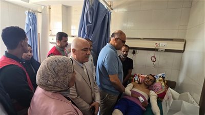 محافظ القليوبية يزور مصاب حريق منطقة الشدية ببنها ويطمئن على حالته الصحية