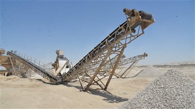 محافظ أسيوط يشهد التشغيل التجريبي لمحطة تكسير المواد المحجرية 