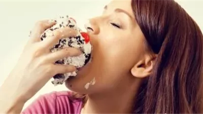 طرق بسيطة للتغلب على الرغبة الشديدة في تناول الحلويات