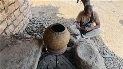 أسرار صناعة الفخار اليدوي في جولة لفناني ملتقى الرسوم المتحركة بالفيوم
