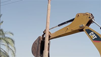 إجراءات عاجلة لتأمين الأعمدة الكهربائية المائلة بقرية النجوع في الأقصر 