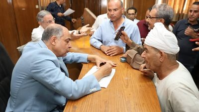 محافظ المنيا للمواطنين: خطوات جادة لإستكمال مشروعات التعليم ومياه الشرب والصرف الصحي