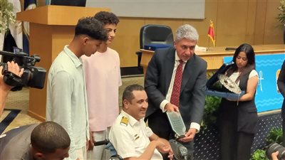 وزير السياحة يكرم البطل ولاء حافظ بعد تحطيمه الرقم القياسي للبقاء تحت الماء| صور