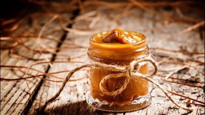 لتزيين الحلويات.. حضري صوص الكراميل بمكونات بسيطة وسهلة