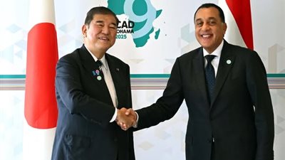 رئيس الوزراء يبحث مع نظيره الياباني تعزيز التعاون بين البلدين