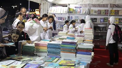 إقبال جماهيري على معرض السويس الثالث للكتاب