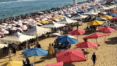 شواطئ غرب الإسكندرية ترفع الرايات الحمراء وتمنع نزول مياه البحر 
