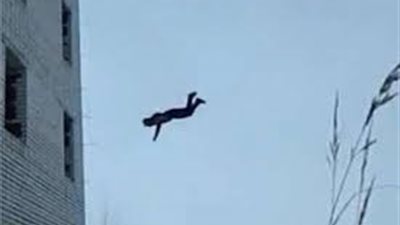 طفلة تصارع الموت اثر سقوطها من الطابق الثامن بغرب الاسكندرية 