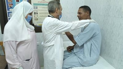 فحص  1050 مواطنًا خلال قافلة طبية  بمركز المنيا