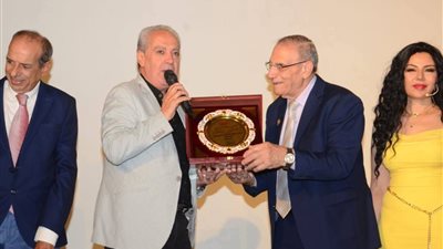 الأمير أباظة في مهرجان اليوبيل الفضي يهدي تكريمه لموهبة غنائية صغيرة