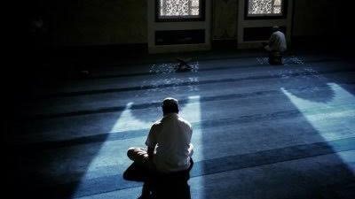 كيف تعمل أذكار المساء كدرعٍ نفسي وروحي في مواجهة ضغوط الحياة؟