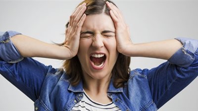 طبيبة تكشف سبب غير متوقع للصداع الصباحي