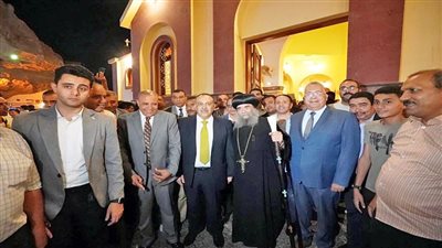 اﻟﻤﺴﻠﻤﻮن ﻳﺸﺎرﻛﻮن اﻷﻗﺒﺎط اﺣﺘﻔﺎل »ﻋﻴﺪ اﻟﻌﺬراء«