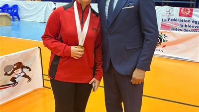 محافظ كفرالشيخ يهنئ بطلة كرة السرعة خديجة هاني 