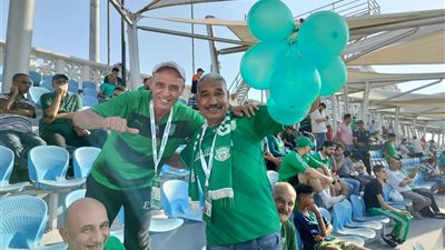 صور .. بالبالونات الخضراء جماهير الاتحاد تشجع زعيم الثغر بستاد الاسكندرية 