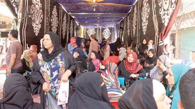 64 أسرة تعيش في الشوارع ويؤكدون وجود ضحايا تحت الأنقاض